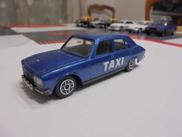 Peugeot 504 bleu